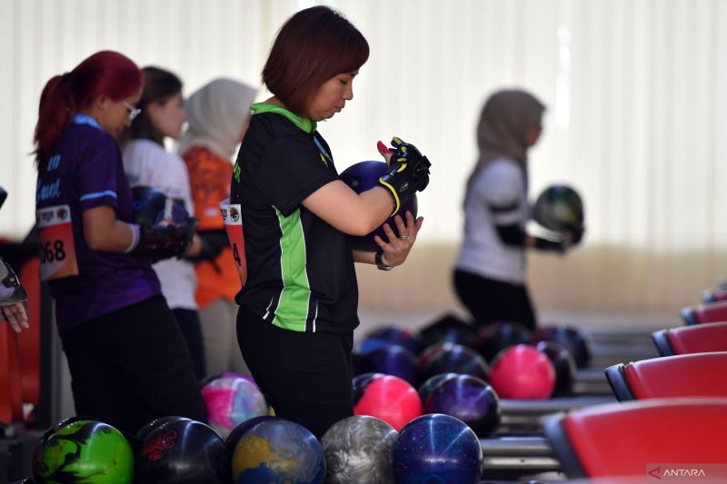 Peboling tunggal putri Jawa Timur Putty Insavilla Armein (tengah) bersiap melempar bola pada babak penyisihan cabang boling PON XXI Aceh-Sumut di Gedung Boling Dispora, Sumatera Utara, Sabtu (7/9/2024). ANTARA FOTO/Yulius Satria Wijaya/nz (ANTARA FOTO/YULIUS SATRIA WIJAYA)