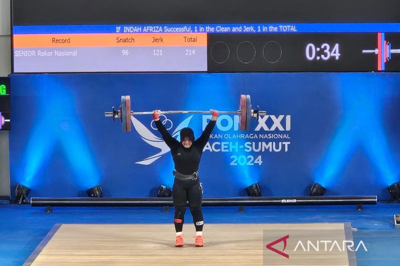 Lifter Sumatera Selatan, Indah Afriza, mengangkat beban pada angkatan clean and jerk pertandingan angkat besi kelas 71 kilogram putri PON Aceh-Sumatera Utara 2024, di GOR Seramoe, Banda Aceh, Sabtu (7/9/2024). (ANTARA/RAUF ADIPATI)