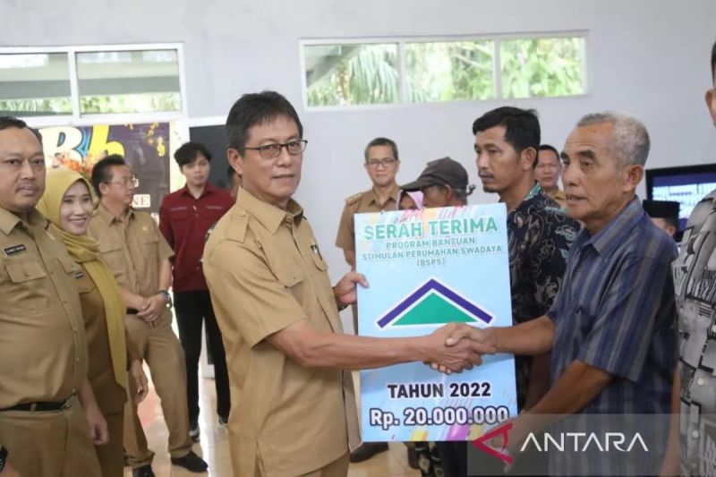 Pemkab OKU menyalurkan bantuan program BSPS kepada warga di Kecamatan Lubuk Batang. (ANTARA/Edo Purmana)