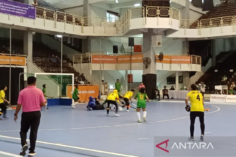 Tim hoki indoor putri Jawa Timur membuka peluang ke babak final cabang olahraga hoki indoor di Pekan Olahraga Nasional (PON) XXI Aceh-Sumut 2024 setelah mengalahkan Nusa Tenggara Barat (NTB) 6-1. (ANTARA/Anggi Luthfi Panggabean)
