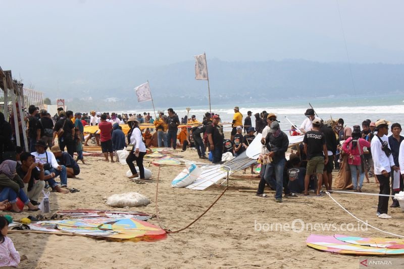 Ribuan masyarakat antusias mengunjungi dan memadati lokasi festival layang layang di Lampung Selatan. (ANTARA/Riadi Gunawan)