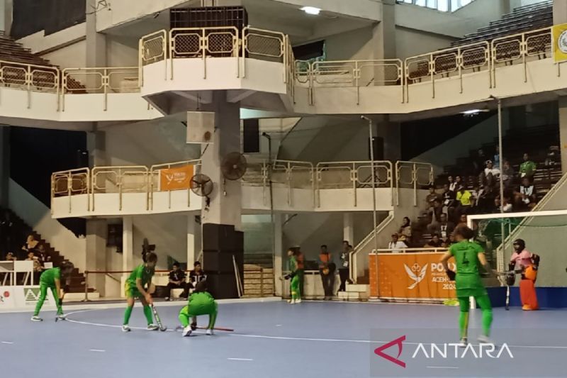Tim hoki putri Sumatera Utara harus berbagi poin setelah ditahan imbang Jawa Tengah 2-2 dalam laga penyisihan di Pekan Olahraga Nasional (PON) XXI Aceh-Sumut di Gedung Serba Guna Unimed, Kota Medan, Sabtu (ANTARA/Anggi Luthfi Panggabean)