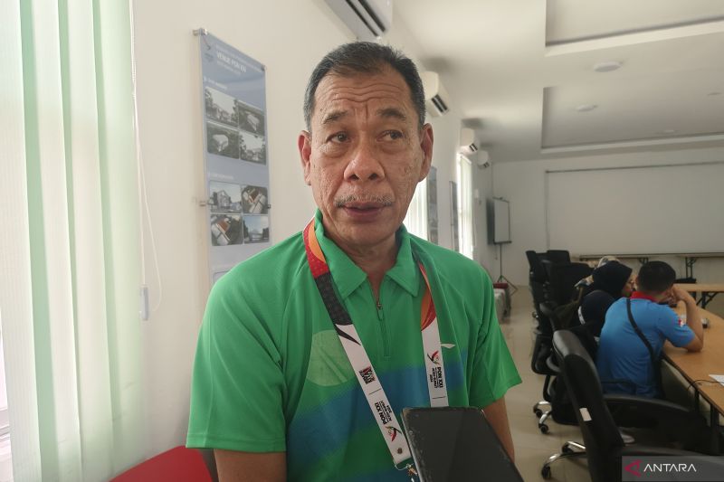 Technical delegate cabang olahraga tenis PON XXI Aceh-Sumut 2024, Akhyar Matra, berbicara kepada ANTARA di Stadion Harapan Bangsa, Banda Aceh, Sabtu (7/9/2024). (ANTARA/Nadia Putri Rahmani)