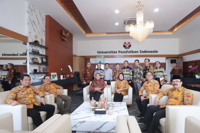 Bupati Serang Berikan Beasiswa S2 untuk 24 Guru SD, Tingkatkan Kualitas Pendidikan
