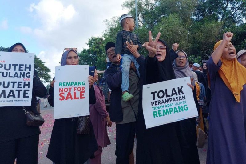 Sejumlah warga Rempang, Kota Batam, Kepulauan Riau, menggelar aksi peringatan 1 tahun tragedi Rempang di Jembatan 4 Barelang, Sabtu (7/9/2024). ANTARA/Laily Rahmawaty