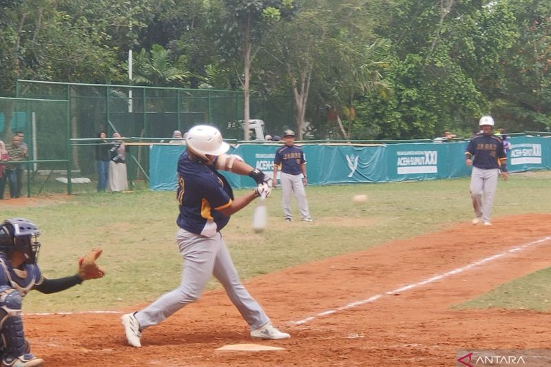 Batter tim bisbol Jawa Barat (Jabar) memukul bola lemparan dalam pertandingan dengan tim Aceh dalam babak penyisihan Pekan Olahraga Nasional (PON) XXI Aceh-Sumatera Utara 2024 di Lapangan Tugu Universitas Syiah Kuala (USK), Banda Aceh, Sabtu (7/9/2024). ANTARA/Risky Syukur
