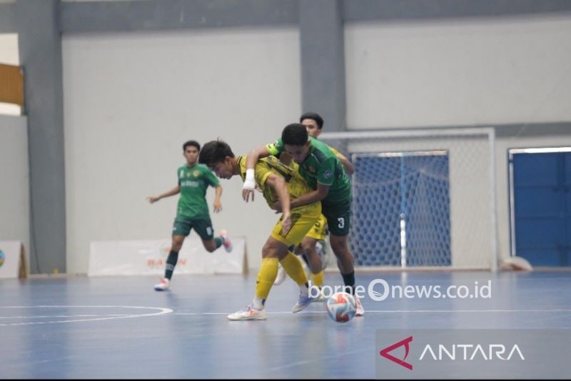 Laga antara tim futsal putra Kaltim (kuning) melawan NTT (hijau) yang berkesudahan dengan skor 3-2 untuk Kaltim (ANTARA/Juraidi)
