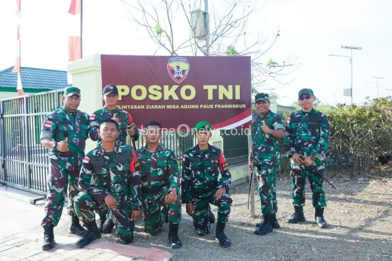 Komandan Korem 161/WS Brigjen TNI Joao Xavier Bareto Nunes (kedua kanan) saat berpose bersama personel di Posko TNI perlintasan warga yang akan mengikuti Misa Suci yang dipimpin Paus Fransiskus ke Timor Leste. ANTARA/HO-Penrem