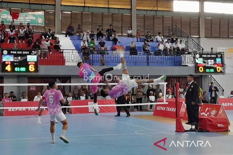 Atlet Aceh (nomor 4) melakukan smes saat berhadapan dengan Nusa Tenggara Barat (NTB) pada pertandingan cabang olahraga sepak takraw PON XXI Aceh-Sumut 2024 di Gedung Idi Sport Center, Aceh Timur, Sabtu (7/9/2024). ANTARA/M Haris SA