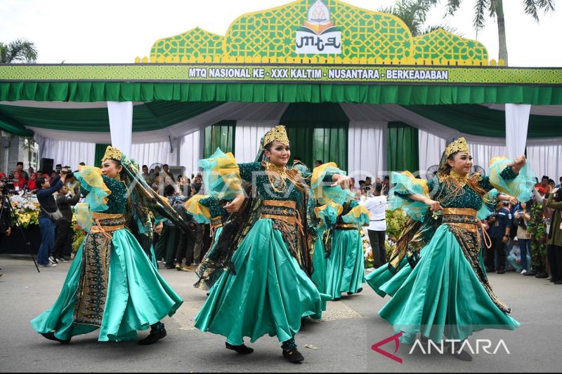 Sejumlah kafilah asal DKI Jakarta menari saat mengikuti Pawai Ta'aruf Musabaqah Tilawatil Qur'an (MTQ) Nasional ke-30 Tahun 2024 di Samarinda, Kalimantan Timur, Sabtu (7/9/2024). (ANTARA FOTO/M Risyal Hidayat)