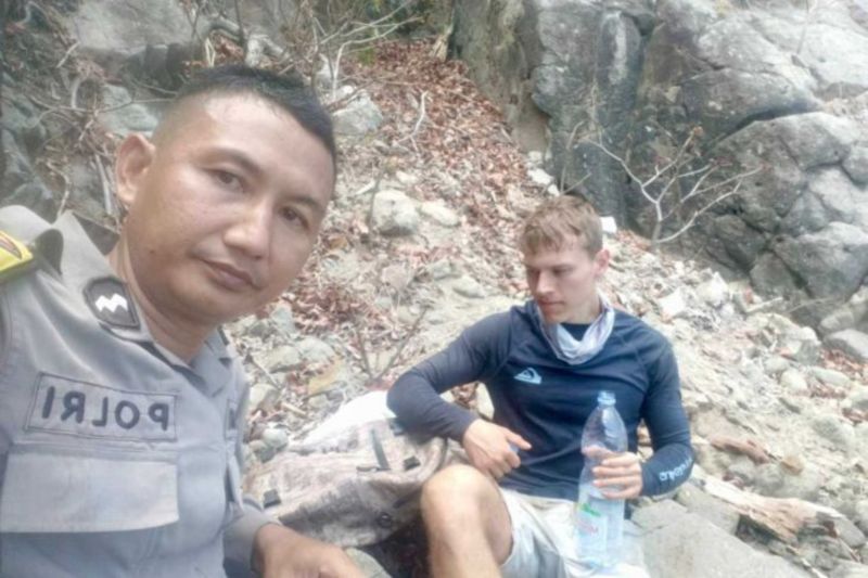 Penyelamatan Wisatawan Belanda Terjebak di Bukit Meang Lombok Barat