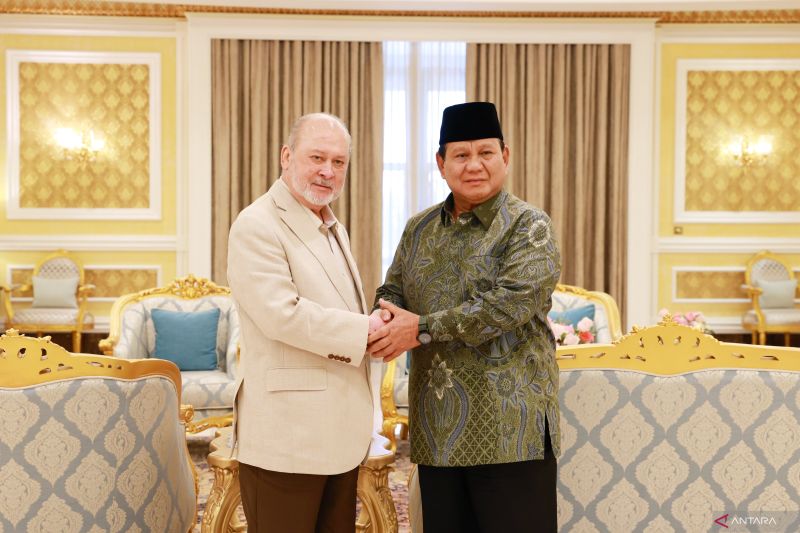 Menteri Pertahanan RI Prabowo Subianto (kanan) bersalaman dengan Raja Malaysia Sultan Ibrahim di Istana Negara Kuala Lumpur, Malaysia, Sabtu (7/9/2024). ANTARA/HO-Biro Humas Setjen Kemhan RI.