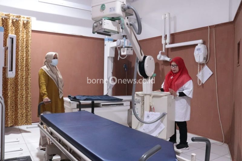 Plt. Direktur RSUD Aceh Besar dr Susi Mahdalena MKM mengecek ruangan dan alat-alat Radiologi, Indrapuri, Aceh Besar. (ANTARA/HO-MC Aceh Besar)