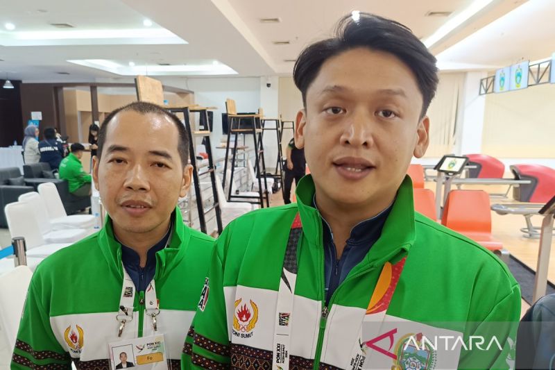 Pelatih tim boling Sumatera Utara, Isaac Russell Paul (kanan), menjawab pertanyaan wartawan usai babak penyisihan cabang olahraga boling nomor tunggal putri di GOR Hj Rayati Syafrin, Kabupaten Deli Serdang, Sumatera Utara, Sabtu (7/9/2024) malam. ANTARA/Donny Aditra