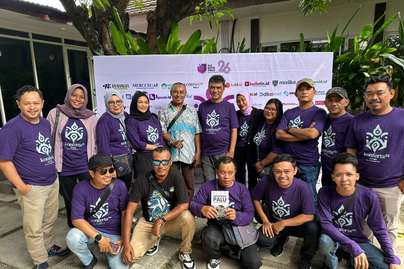 Sekretaris Jenderal (Sekjen) AJI Bayu Wardhana (tengah) foto bersama pengurus AJI Palu pada kegiatan Konferensi Kota (Konferta) AJI Palu, di Kota Palu, Sabtu (7/9/2024). ANTARA/HO-AJI