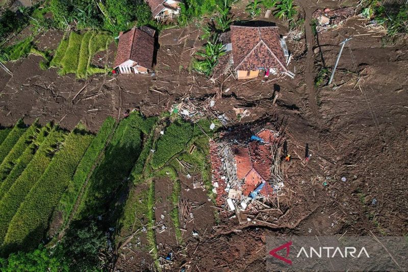 Arsip foto - Foto udara permukiman yang tertimbun material longsor di Kampung Cigintung, Desa Cibenda, Kecamatan Cipongkor, Kabupaten Bandung Barat, Jawa Barat, Kamis (28/3/2024). (ANTARA FOTO/Raisan Al Farisi/tom/am)