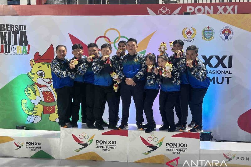 Tim barongsai Kalimantan Utara (Kaltara) peraih medali emas pada nomor Barongsai Taolu Bebas Pekan Olahraga Nasional (PON) XXI/2024 Aceh-Sumatera Utara Deli Serdang, Sumut, Sabtu (6/9/2024). ANTARA/Harianto