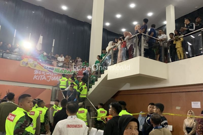 Petugas keamanan meredam pendukung Jawa Timur yang ingin merangsek ke kawasan pertandingan Muaythai di PON Aceh Sumut di Gedung Bale Meuseuraya Kota Banda Aceh, Sabtu (7/9/2024) malam.ANTARA/Mario Sofia Nasution
