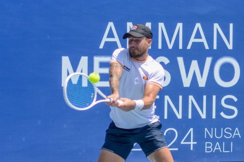 Petenis Australia Omar Jasika beraksi saat melawan petenis Inggris Jay Clarke pada babak final ITF M25 Amman Mineral Mens World Tennis Championship 2024 di Bali National Tennis Court, Nusa Dua, Sabtu (7/9/2024). (ANTARA/HO)