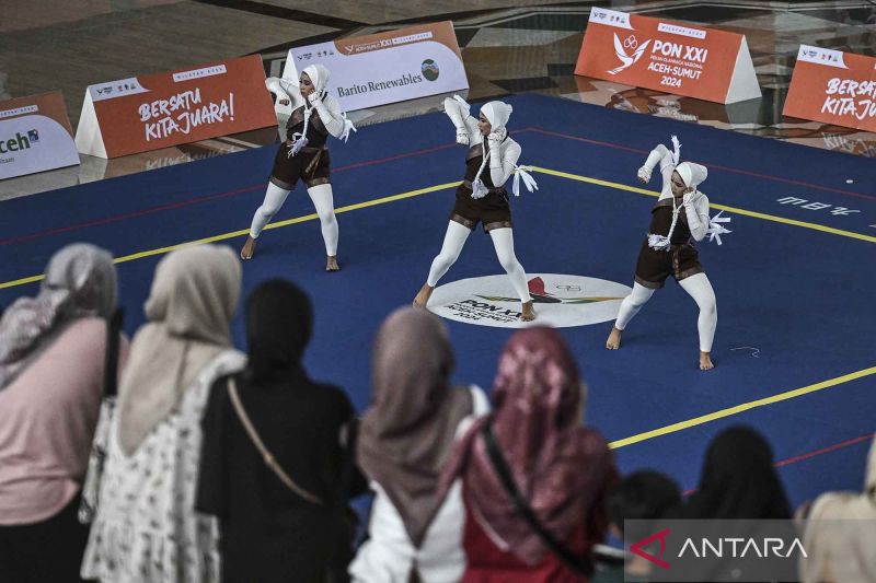 Tim muaythai aerobic putri Aceh Elva Wanda (kiri), Ade Masyita (tengah), dan Ersa Nabila Husniyah (kanan) beraksi pada babak final muaythai nomor muay aerobic putri PON XXI Aceh-Sumut 2024 di Gedung Balai Meuseuraya Aceh, Banda Aceh, Aceh, Jumat (6/9/2024). ANTARA FOTO/Aprillio Akbar/YU