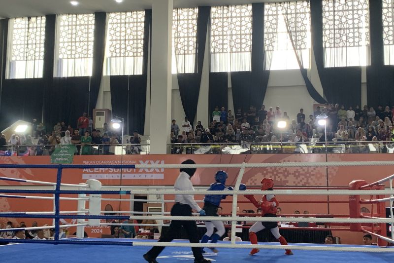 Dua petarung putri berlaga di kategori laga cabang olahraga Muaythai di Pekan Olahraga Nasional (PON) Aceh Sumut 2024 di Gedung Bale Meuseuraya Aceh pada Sabtu (7/9/2024).ANTARA/Mario Sofia Nasution