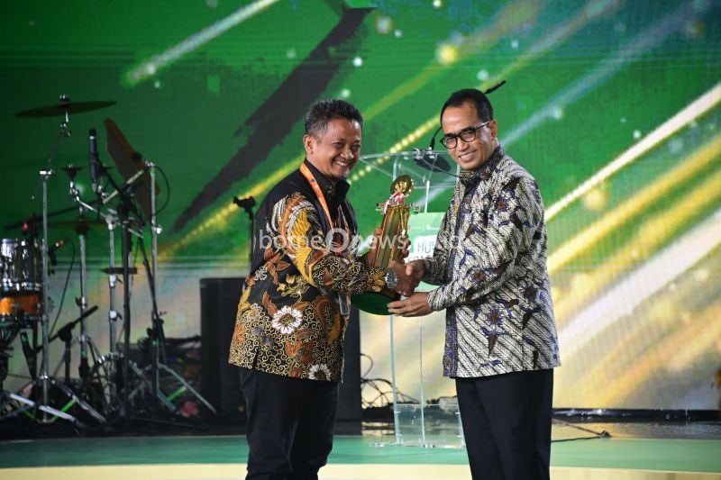 Menhub Budi Karya Sumadi (kanan) menyerahkan penghargaan Wahana Tata Nugraha Tahun 2024 kepada sejumlah daerah yang berhasil mengelola transportasi dengan baik dalam rangkaian acara Hub Space 2024 di JIExpo Kemayoran, Jakarta, Sabtu (7/9/2024). ANTARA/HO-BKIP Kemenhub