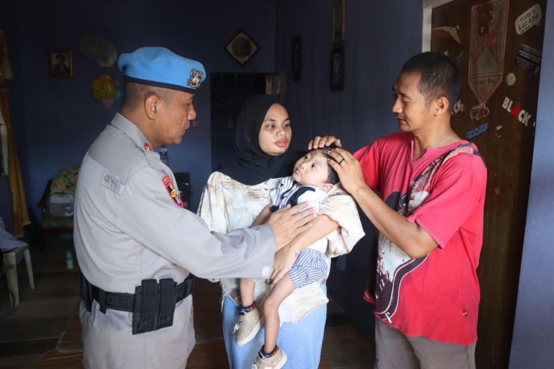 Kepala Bidang Propam Polda Kaltara Kombes Pol. Krishadi Permadi saat mengunjungi anak yang mengalami tengkes atau stunting di Tarakan. ANTARA/HO-DKISP Humas Polda Kaltara