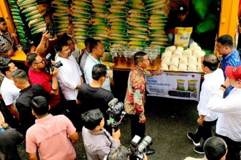 Presiden RI Joko Widodo (kedua kiri) berdialog dengan Dirut PUD Pasar di depan mobil pasar murah keliling di Pasar Sukaramai Medan, Sabtu (19/8/2023). (ANTARA/ HO-Istimewa)