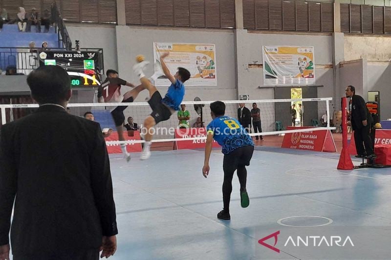 Atlet Riau melakukan smes pada pertandingan cabang olahraga sepak takraw PON XXI Aceh-Sumut untuk nomor double event putra di Gedung Idi Sport Center, Kabupaten Aceh Timur, Minggu (8/9/2024). ANTARA/M Haris SA