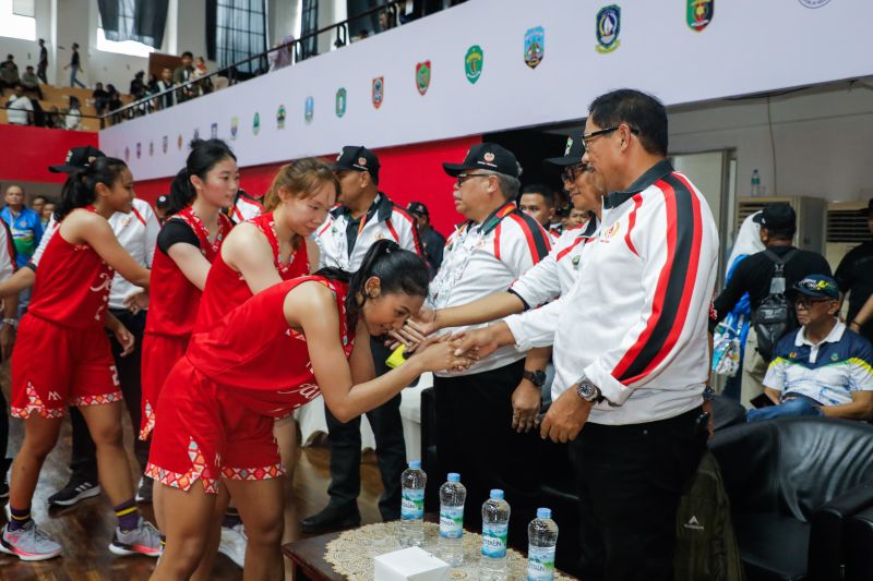 Penjabat Gubernur Jawa Tengah Nana Sudjana bersama para atlet bola basket putri yang bertanding di Pekan Olahraga Nasional (PON) XXI Aceh-Sumatra Utara, di Aceh. (ANTARA/HO-Pemprov Jateng)