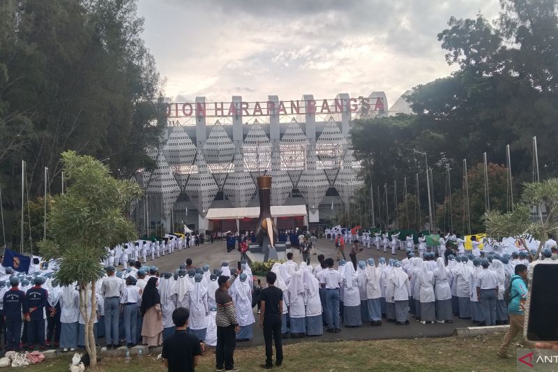 Panitia PON XXI Aceh-Sumatera Utara melaksanakan upacara pengibaran bendera kontingen di Stadion Harapan Bangsa, Banda Aceh, Minggu (8/9/2024) ANTARA/Dewa Ketut Sudiarta Wiguna