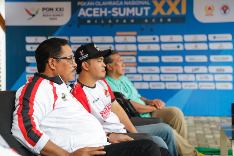 Penjabat Gubernur Jawa Tengah Nana Sudjana saat menyaksikan pertandingan panjat tebing di Pekan Olahraga Nasional (PON) XXI Aceh-Sumatra Utara, di Aceh, Sabtu (7/9/2024). (ANTARA/HO-Pemprov Jateng)