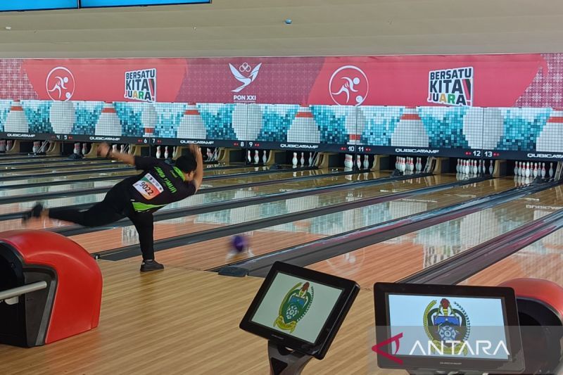 Peboling Jawa Timur Billy Muhammad Islam, melempar bola dalam babak penyisihan grup 1 cabang olahraga boling nomor tunggal putra di GOR Hj Rayati Syafrin, Kabupaten Deli Serdang, Sumatera Utara, Minggu (8/9/2024). ANTARA/Donny Aditra