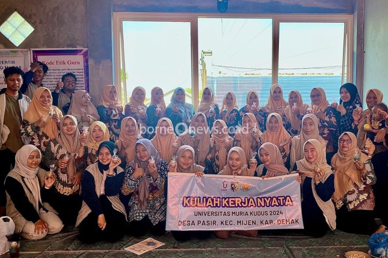 Mahasiswa UMK Ajarkan Warga Demak Olah Limbah Minyak Jadi Lilin