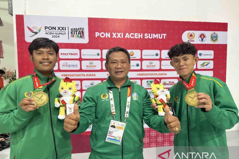 Pelatih Barongsai Jatim Agus Setiawan (tengah) bersama kedua atlet Kurniawan Candra Wijaya pemain depan barongsai kecepatan Jatim (kanan), Riski Fadillah Saputra pemain belakang barongsai kecepatan Jatim (kiri), di Deli Serdang, Minggu (8/9/2024). ANTARA/Harianto