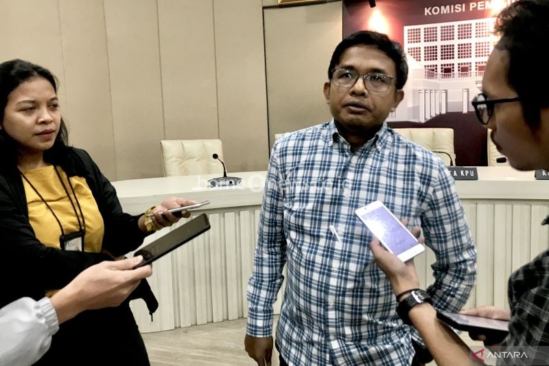 Anggota KPU RI Idham Holik (tengah) menjawab pertanyaan wartawan saat dia ditemui selepas jumpa pers di Kantor KPU RI, Jakarta, Jumat (30/8/2024). ANTARA/Genta Tenri Mawangi.