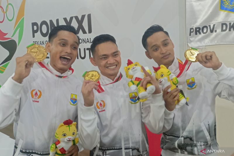 Atlet asal Jambi Aprilian Anggara (tengah), M Angger Dharmawan (kiri), dan M Angger Setiawan berfoto bersama usai memenangi medali emas nomor trio senam aerobik Pekan Olahraga Nasional (PON) XXI 2024 Aceh-Sumut di GOR Disporasu, Deli Serdang, Sumatera Utara, Minggu (8/9/2024). (ANTARA/Fathur Rochman)
