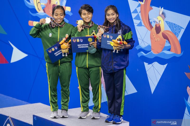Atlet loncat indah putri Jawa Timur Gladies Lariesa (tengah) bersama atlet loncat indah putri Jawa Timur Della Dinarsari (kiri) dan atlet loncat indah putri Sumatera Selatan Andreva Rasti Putri (kanan) menunjukan medali saat penyerahan medali Loncat Indah nomor Papan 3 meter Putri PON Papua di Stadion Akuatik, Kampung Harapan, Kabupaten Jayapura, Papua, Rabu (13/10/2021). ANTARA FOTO/M Agung Rajasa/YU