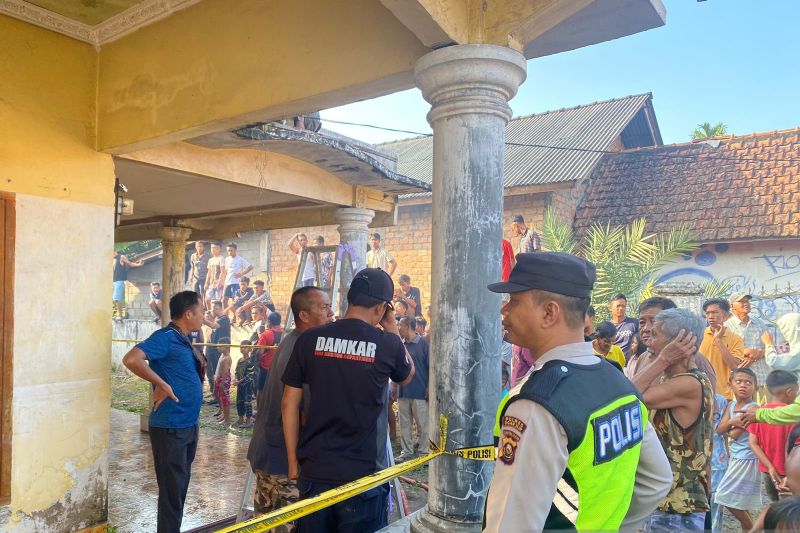 Aparat Kepolisian Ogan Ilir, Sumatera Selatan menangani kebakaran rumah yang menewaskan seorang lansia di Lingkungan II, Kelurahan Tanjung Raja, Kecamatan Tanjung Raja, Minggu (8/9/2024). (ANTARA / HO- Polres Ogan Ilir)