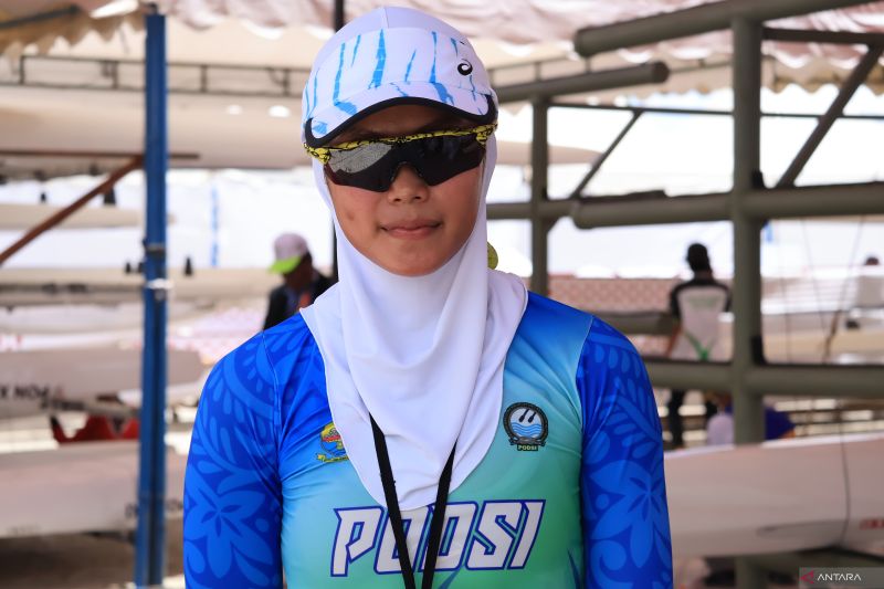 Atlet Olimpiade Tokyo 2020 Mutiara Rahma Putri usai memastikan diri lolos dari babak penyisihan cabang olahraga dayung nomor rowing di Bendungan Keuliling, Kabupaten Aceh Besar, Minggu (8/9/2024). ANTARA/Muhammad Zulfikar.