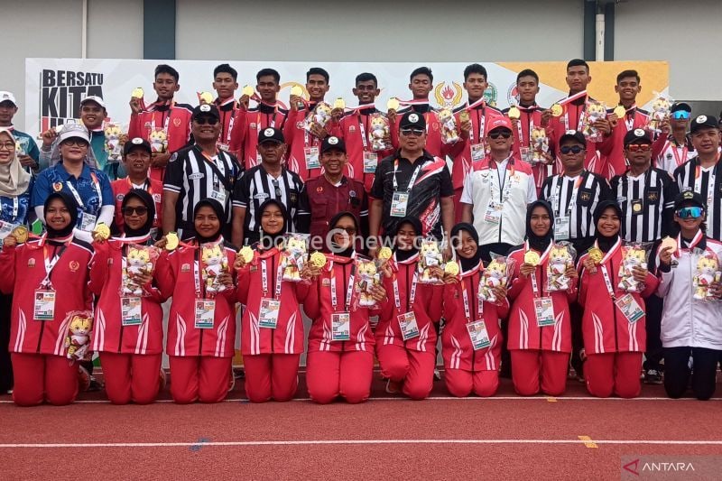 Tim drum band Aceh berfoto bersama dalam acara penyerahan medali di Stadion Madya Atletik, Kawasan Sumut Sport Center, Desa Sena, Batangkuis, Deli Serdang, Sumatera Utara, Minggu (8/9/2024). ANTARA/Tri Meilani Ameliya
