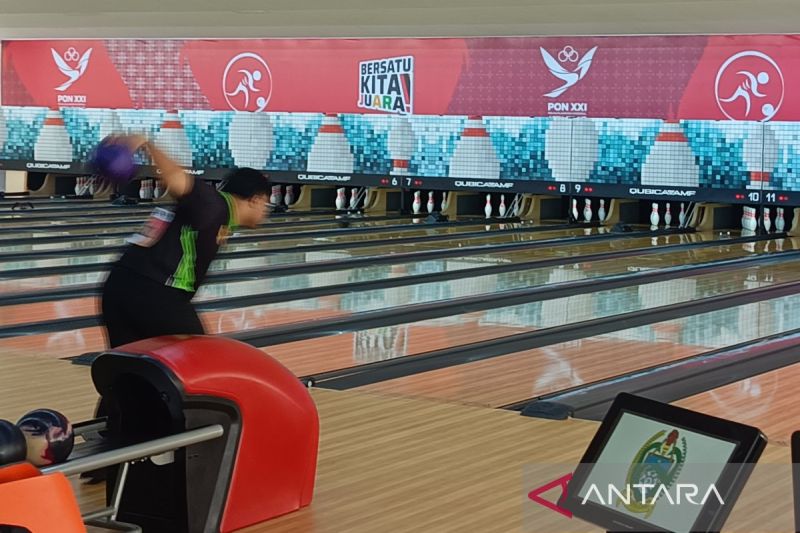 Peboling Jawa Timur Billy Muhammad Islam melempar bola pada babak penyisihan grup 1 nomor tunggal putra, dalam PON XXI Aceh-Sumut 2024 di GOR Bowling Hj Rayati Syafrin, Kabupaten Deli Serdang, Sumatera Utara, Minggu (8/9/2024). ANTARA/Donny Aditra
