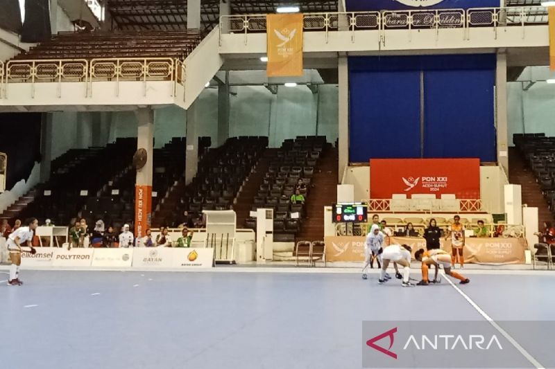 Tim hoki indoor putri Papua dan Nusa Tenggara Barat (NTB) harus berbagi poin setelah imbang 1-1 dalam laga dalam laga penyisihan di Pekan Olahraga Nasional (PON) XXI Aceh-Sumut di Gedung Serba Guna Unimed, Kota Medan, Minggu (ANTARA/Anggi Luthfi Panggabean)