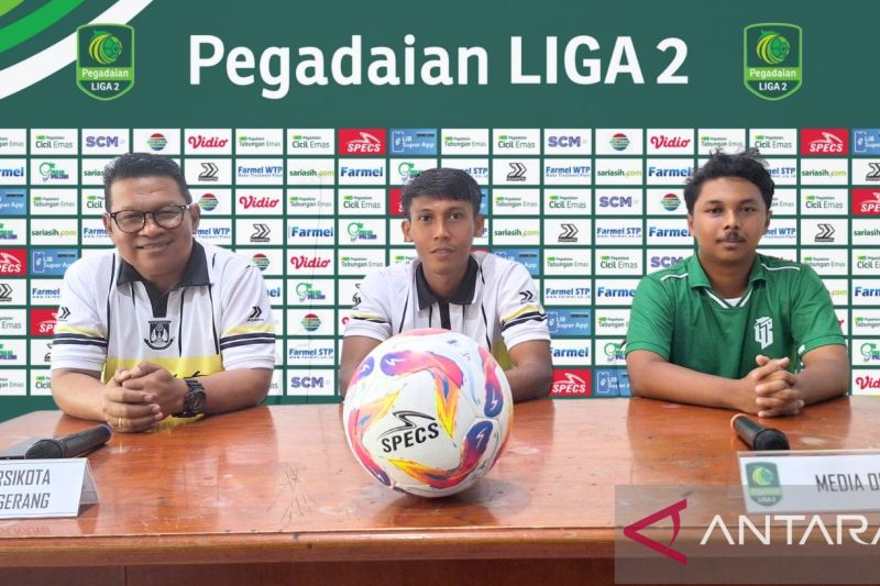 Pelatih Persikota Tangerang Delfi Ardi (kiri) bersama Gelandang Persikota Hafit Ibrahim (tengah) saat kegiatan konpres jelang laga perdana di Liga 2 Nasional yang dilaksanakan hari ini di Stadion Benteng Reborn. ANTARA/Irfan
