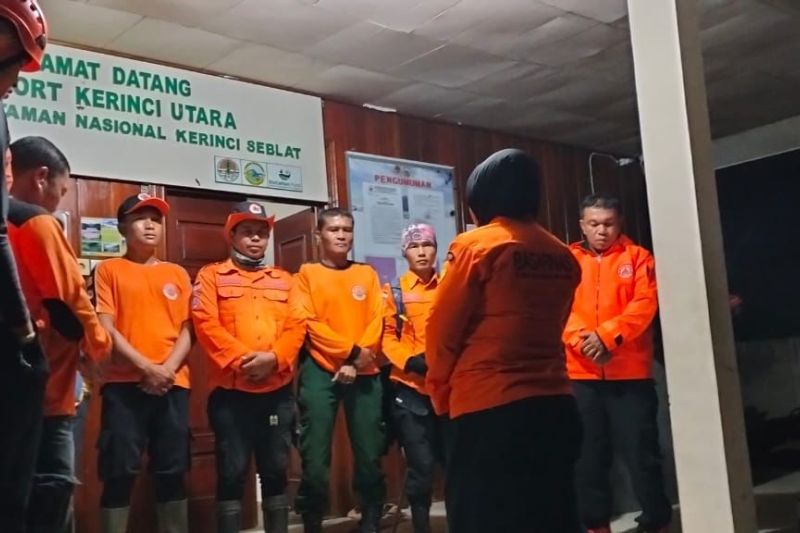 Tim SAR Jambi Evakuasi Pendaki Hipotermia di Gunung Kerinci