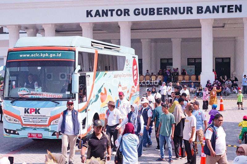 Masyarakat tampak antusias mengikuti berbagai kegiatan dalam rangka Roadshow Bus KPK di lapangan upacara Kantor Gubernur Banten, Serang, Minggu (8/9/2024). ANTARA/HO-Pemprov Banten