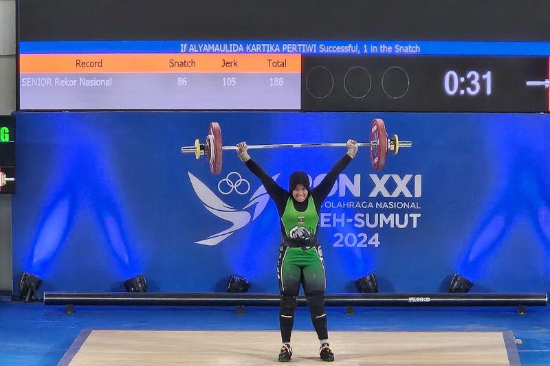 Lifter Banten Alyamaulida Kartika Pertiwi mengangkat beban dalam percobaan angkatan snatch pertandingan angkat besi kelas 81 kilogram putri Pekan Olahraga Nasional (PON) Aceh-Sumatera Utara 2024, di GOR Seramoe, Banda Aceh, Minggu (8/9/2024) (ANTARA/RAUF ADIPATI)