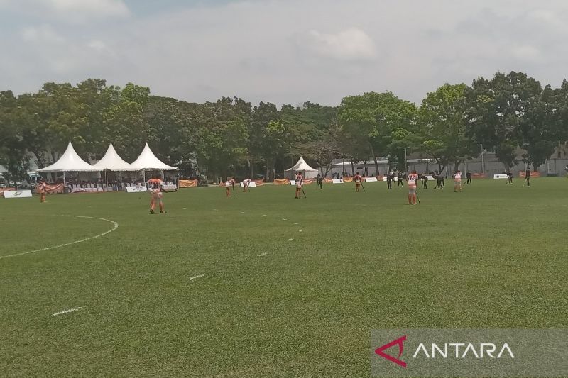 Tim hoki outdoor putri Jawa Barat tampil maksimal setelah mengalahkan Papua dalam laga penyisihan di Pekan Olahraga Nasional (PON) XXI Aceh-Sumut XXI-2024 Aceh-Sumut, Minggu. (ANTARA/Anggi Luthfi Panggabean)