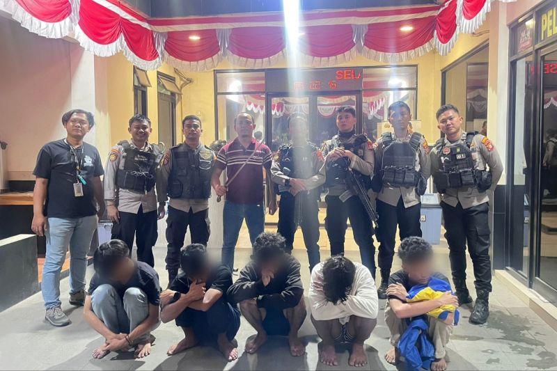 Polisi tangkap remaja yang hendak tawuran di Jakarta Barat, Minggu (8/9/2024). ANTARA/HO-Polres Metro Jakbar.