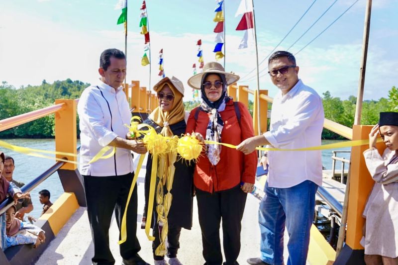 Gubernur Ansar Resmikan Jembatan Penghubung Subang Mas dan Air Raja